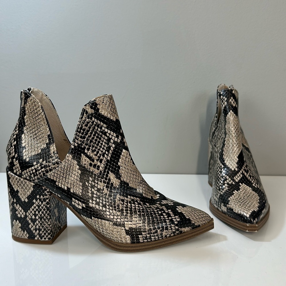 Steve Madden Cedar Snake Skin Print Ankle Booties Size 8